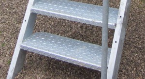 Les marches de l'escalier acier galvanisé